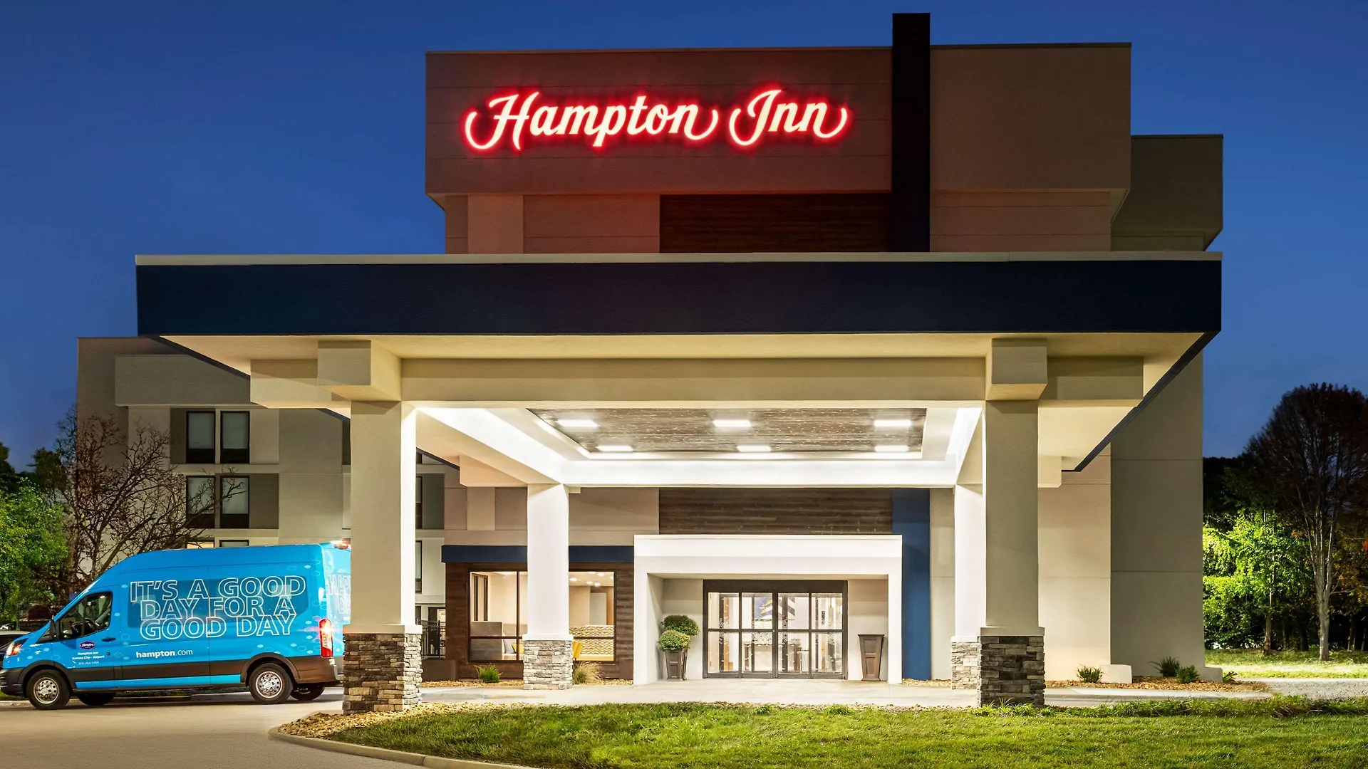 Staying Near Lake Waukomis: 10 Airport Hotels Compared