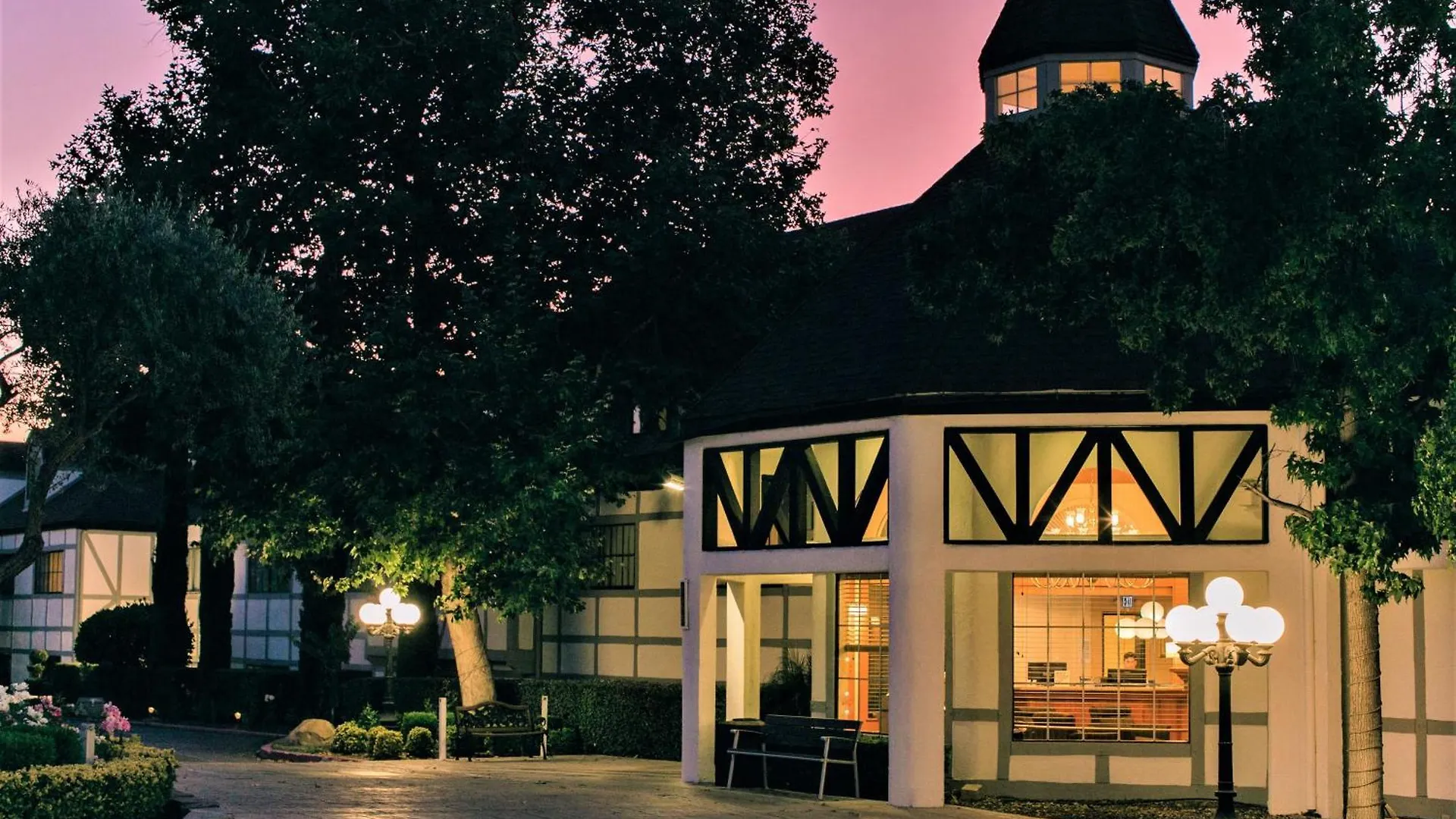 Staying Near Sunstone Winery: 7 Central Solvang Hotels Compared