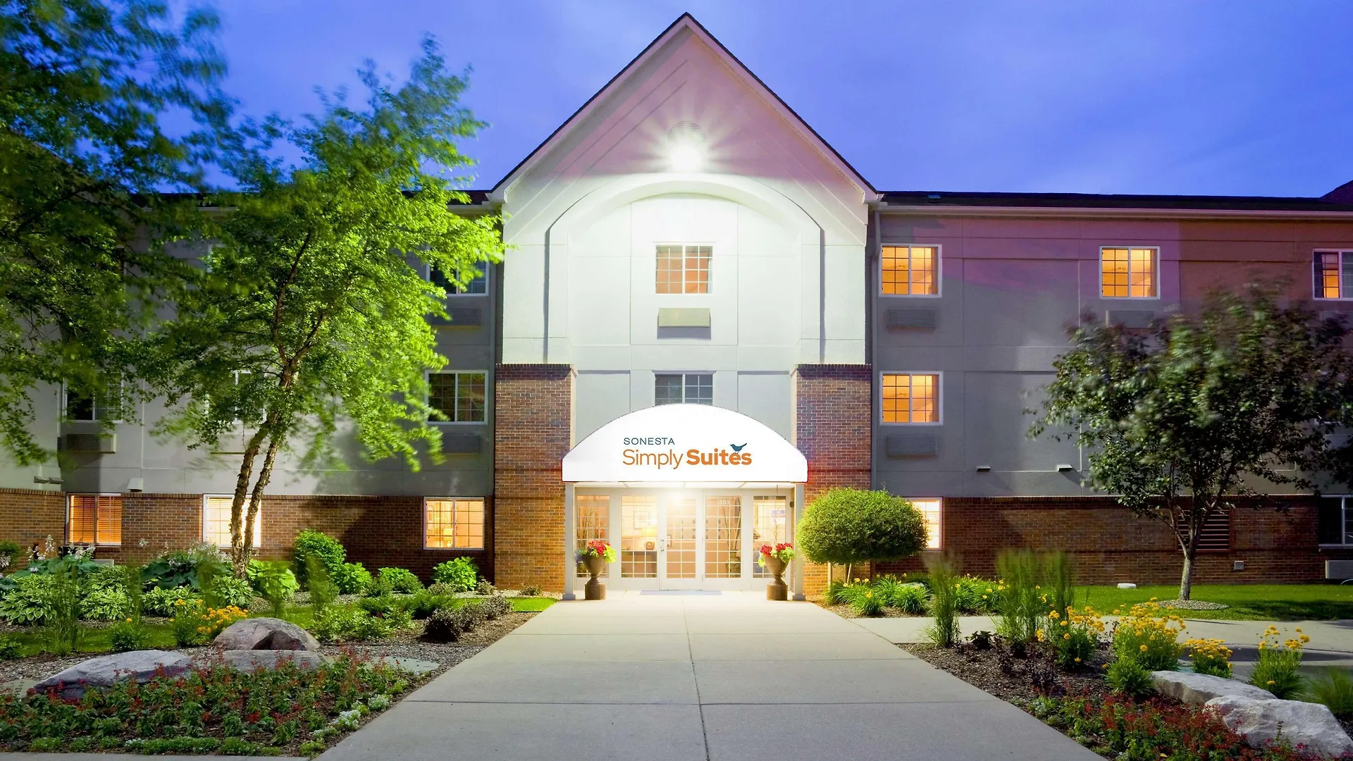 4 Smart 3-Star Hotels Near Metropolitan Aircraft Sound