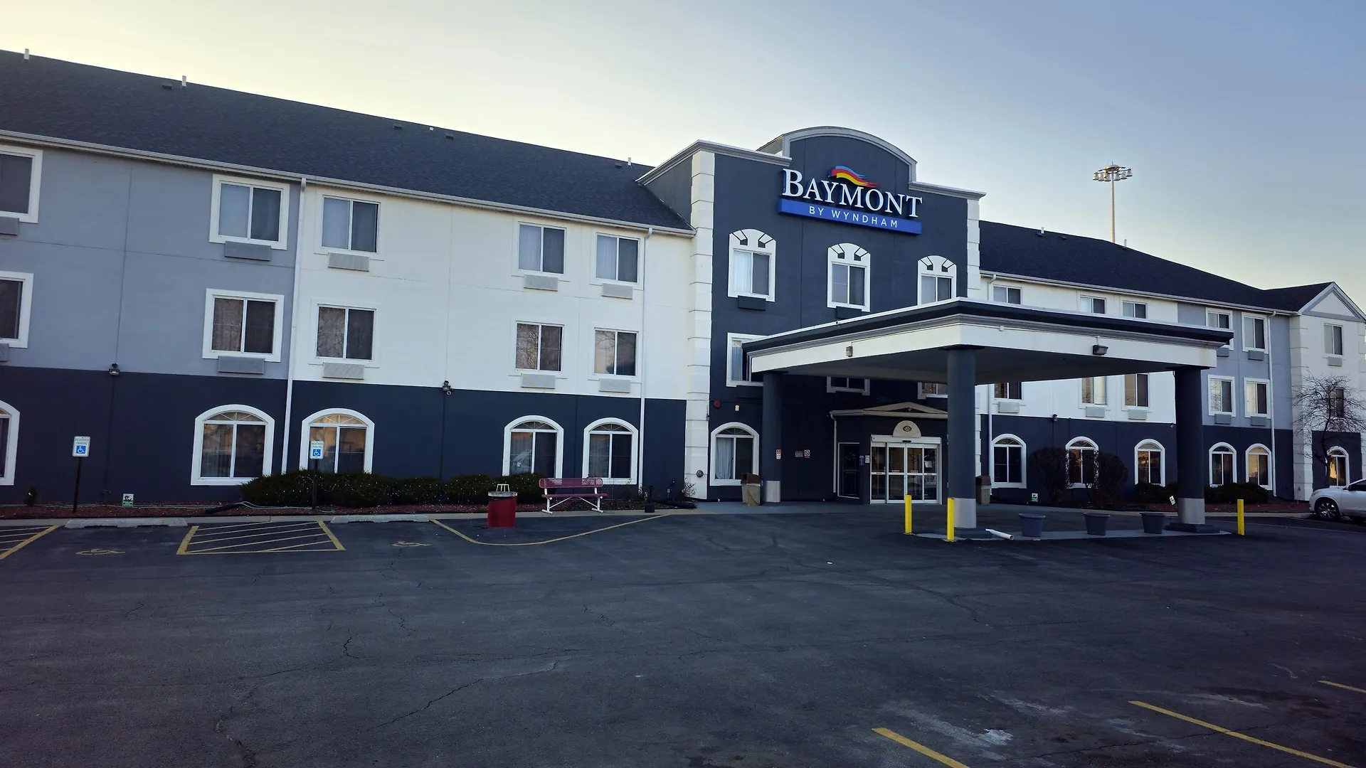 Staying Near Erfert Park: 4 Three-Star Hotels Compared