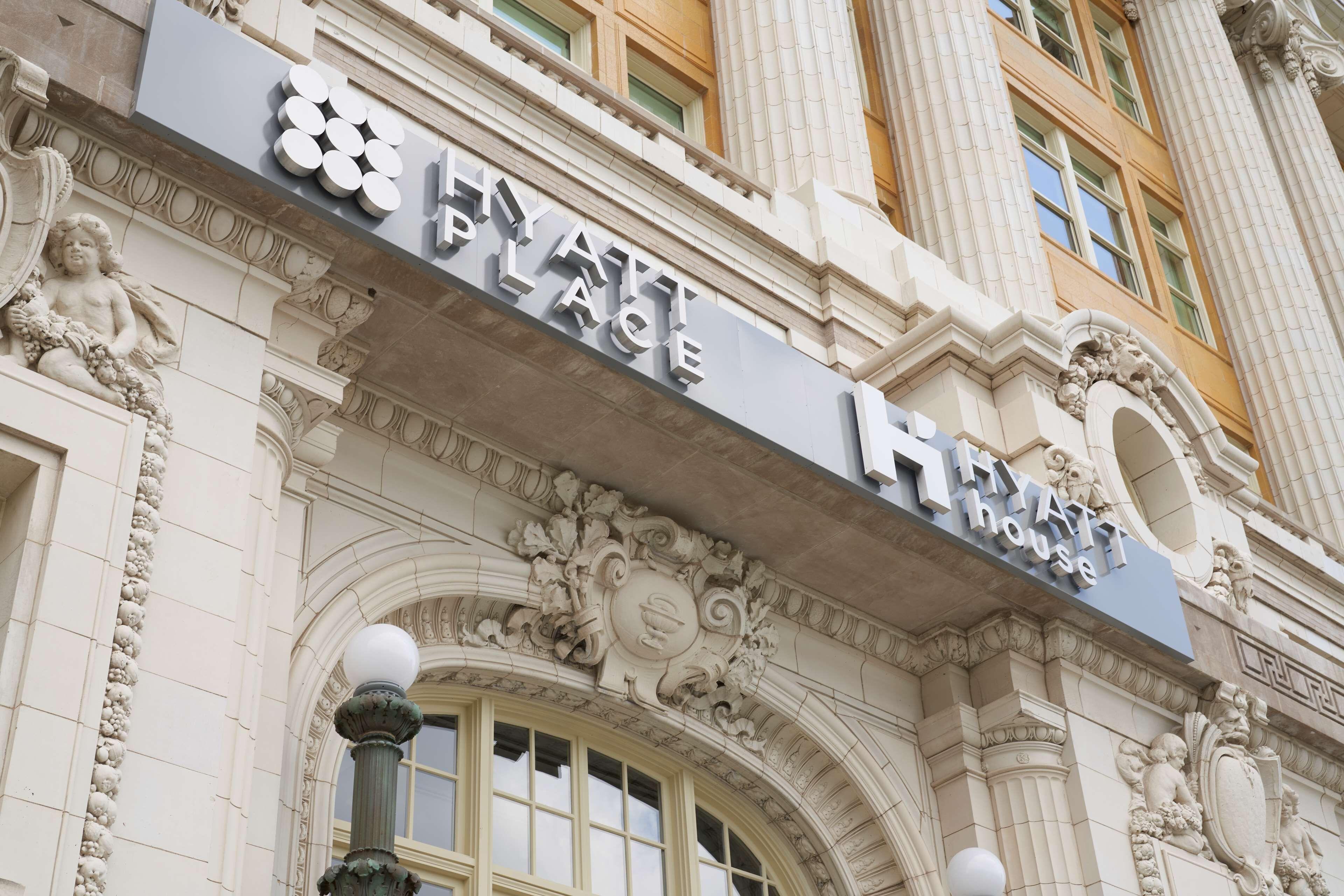 4 Smart Business Hotels Near Chicago Riverwalk Worth Booking