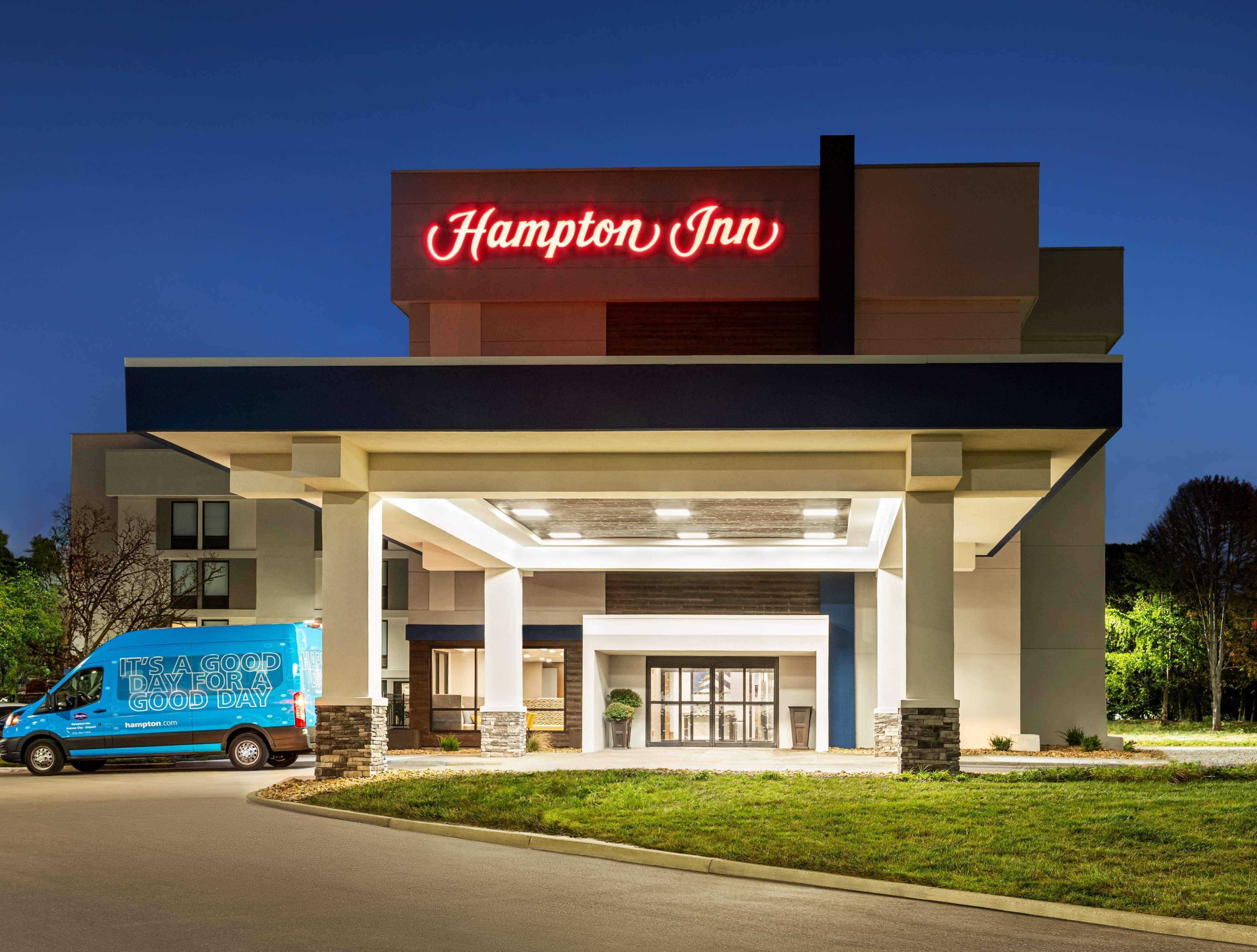 Staying Near Lake Waukomis: 10 Airport Hotels Compared