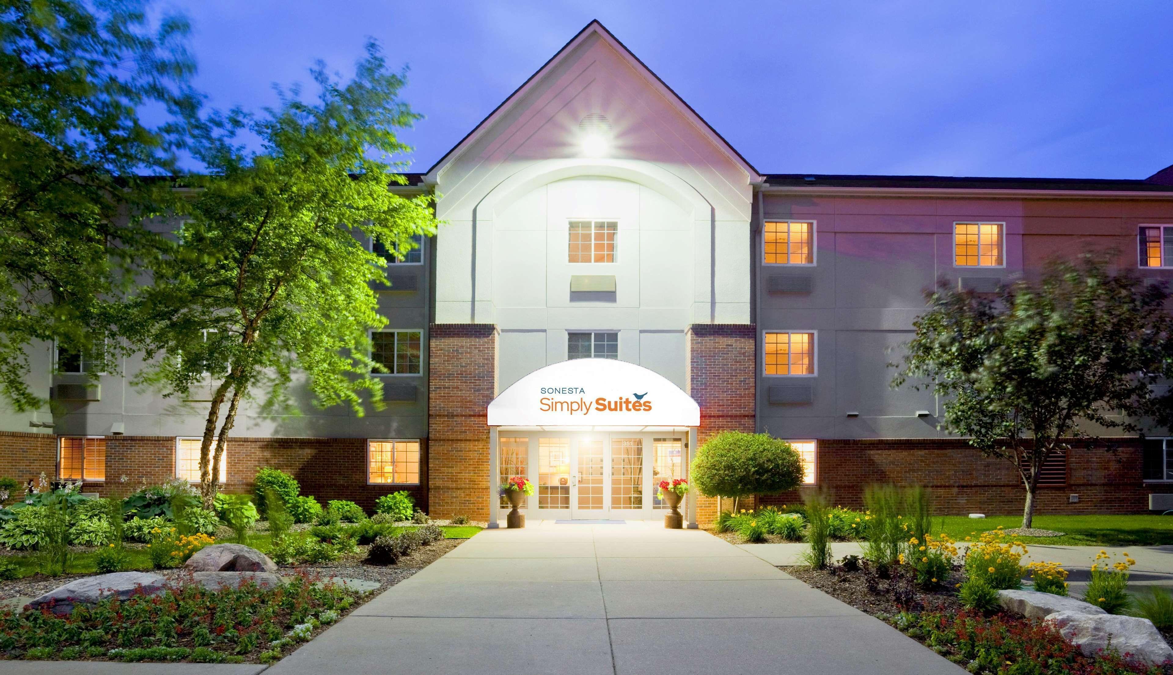 4 Smart 3-Star Hotels Near Metropolitan Aircraft Sound